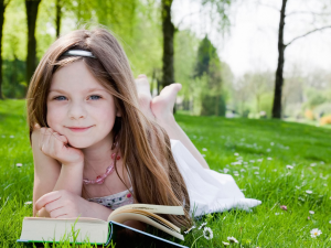 Девочка с книгой на даче
